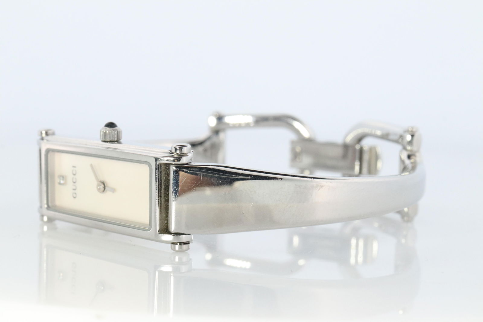 Vintage GUCCI 1500L Quartz Wrist Watch.: Vintage GUCCI 1500L Quartz Wrist Watch. Gucci Silver Diamond Bangle Watch Brand: Gucci Case Material: Gold Plate, Stainless Steel Case Shape: Round Movement: Quartz Case Dimensions: Diameter: 0.79 in