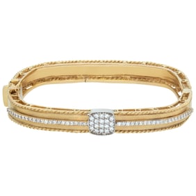 Diamonds bangle in 14K yellow gold.