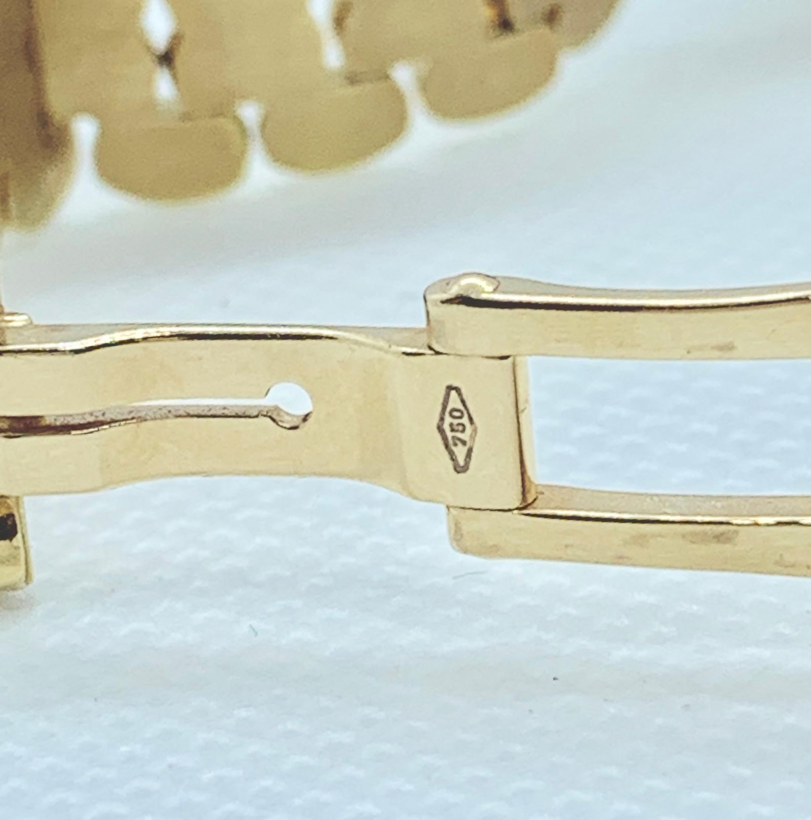 Bucherer Paradiso 18 Karat Yellow Gold,: Bucherer Paradiso 18 Karat Yellow Gold, Diamond and Sapphire Ladies Watch Gorgeous Bucherer Paradiso 28mm Ladies Watch. This piece is in 18K Yellow Gold and Features 47 Brilliant Diamonds and two Tria