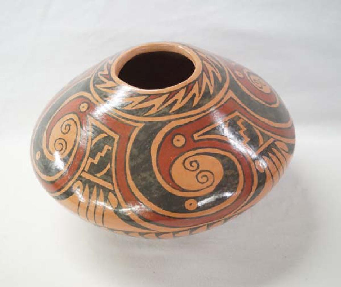 Mata Ortiz Pot by D Gonzales 5in x 7 3/4in SH $25 (1 of 1)