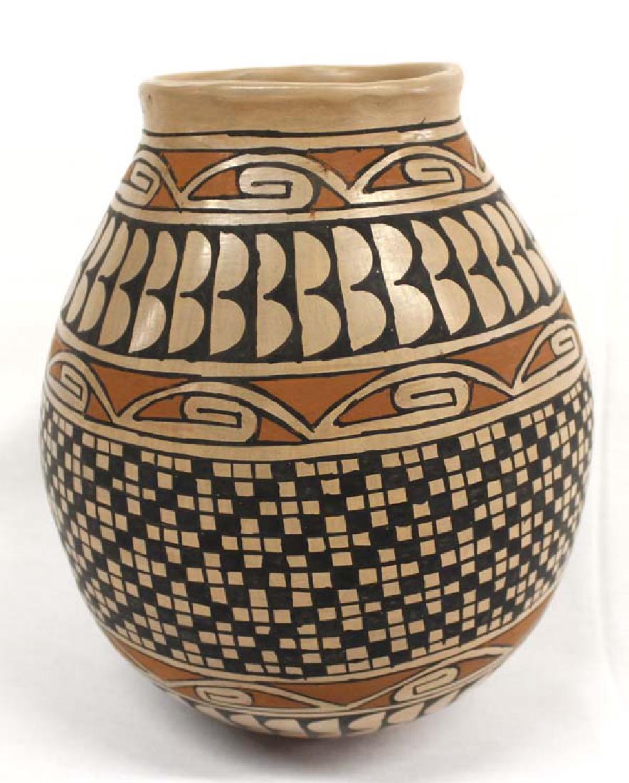 Mexican Mata Ortiz Polychrome Jar by D. Gonzalez (1 of 4)