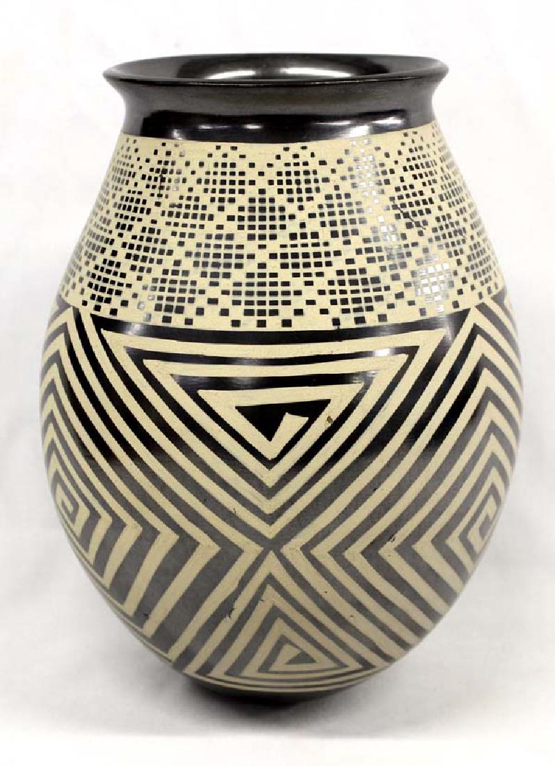 Mexican Mata Ortiz Beige on Black Pottery Jar (1 of 4)