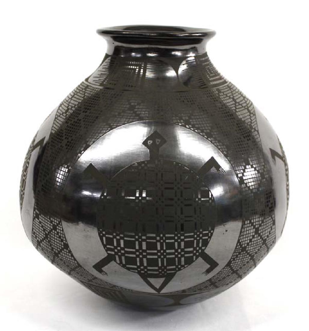 Mexican Mata Ortiz Turtle Jar by Elfida Tena (1 of 4)