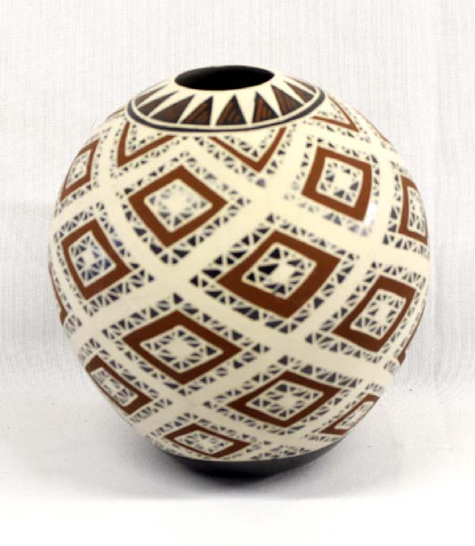 Mexican Mata Ortiz Polychrome Jar by L. Gonzalez (1 of 4)