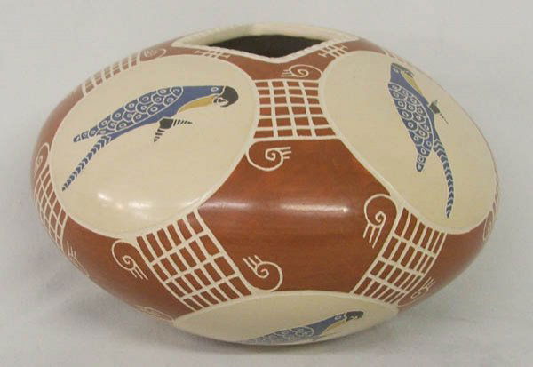 Mata Ortiz Parrot Pottery Signed Vidal Corona: Mata Ortiz Parrot Pottery Signed Vidal Corona, measures approx. 6 1/2 x 4 inches. SHI $30.