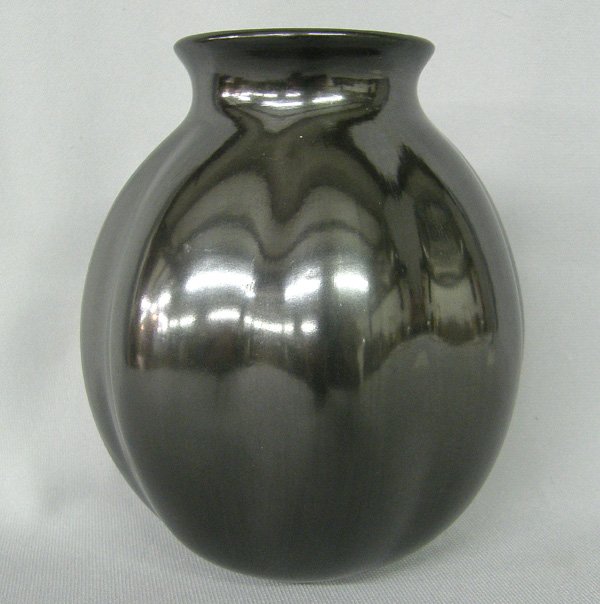 Mata Ortiz Pottery Mellon Jar By Jose Marin 6x5'': Mata Ortiz Pottery Mellon Jar Signed Jose Marin. Measures approx. 6'' x 5''. SHI $25.