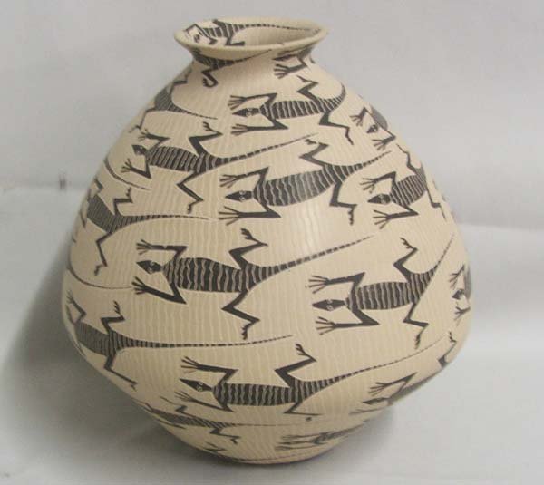 Mata Ortiz Lizard Pottery By Jose Villa 8'' x 7'': Mata Ortiz Lizard Pottery By Jose Villa 8'' x 7''. Fine line lizards, museum quality. SHI $30.
