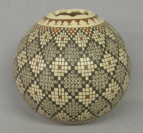 Mata Ortiz Pottery Signed Carmen Veloz 6 x 6'': Mata Ortiz Pottery Signed Carmen Veloz measures 6 x 6''. SHI $25.