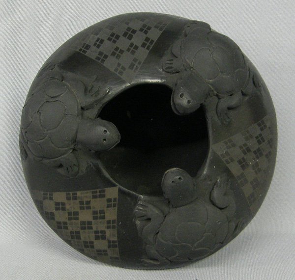 Mata Ortiz Turtle Jar By Jose Quezada 5 x 7.5'': Mata Ortiz Black Turtle Jar By Jose Quezada, measures 5" x 7.5''. SHI $25.