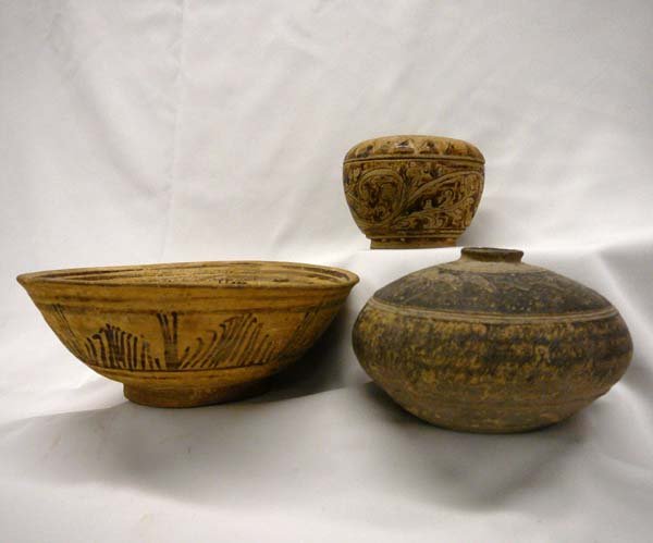 3 Middle Eastern Painted Bowls Largest 2''x7'': 3 Middle Eastern Painted Bowls 2''x7''. There is rim chip on the lidded bowl. SHI $35.
