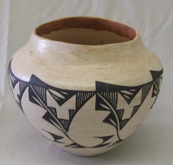 1960s-70s Acoma Pottery Jar 8''x9'': 1960s-70s Acoma Pottery Jar 8''x9''. SHI $35.