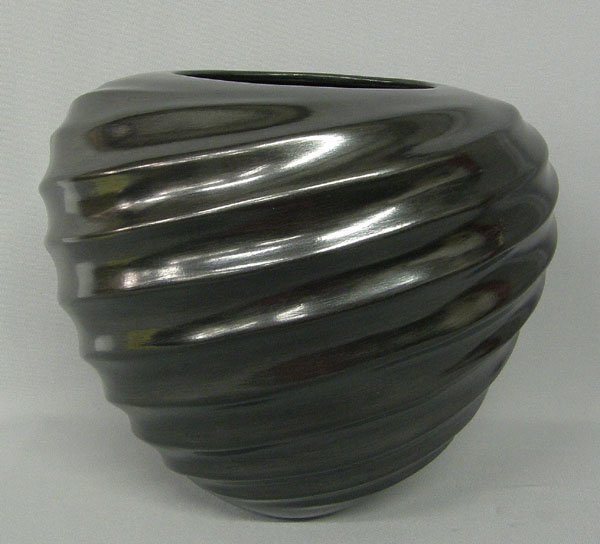 Mata Ortiz Olla By Alonso Sandoval 11'' x 12'': Mata Ortiz Olla By Alonso Sandoval 11'' x 12''. Swirl design with gun metal finish. SHI $35.