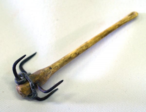 Antique Alaskan Bone Fish Hook 3'': Antique Alaskan Bone Fish Hook 3''. SHI $15.