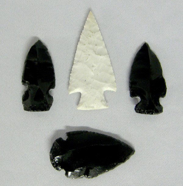 4 Southwestern Stone & Obsidian Arrowheads: 4 Southwestern Stone & Obsidian Arrowheads 2.75''. SHI $15.