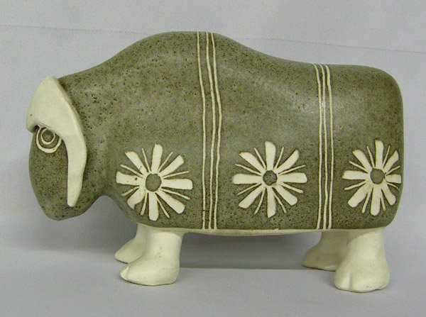 Ojibway Indian Pottery Musk Ox : Ojibway Pottery Musk Ox Statue from Thunder Bay, Ontario, Canada. 6Hx9Lx3''W. Front Left Leg Has Been Glued. SHI $25.
