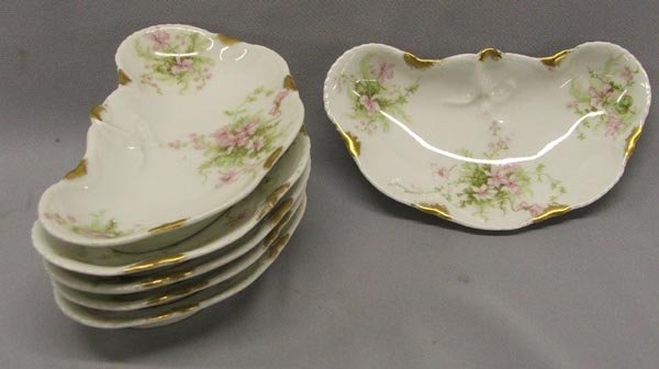 6 Vintage Theodore Haviland Limoges Bone Plates: 6 Vintage Theodore Haviland Limoges Fish Bone Plates. Each measures approx. 6''x3.5''. SHI $30.