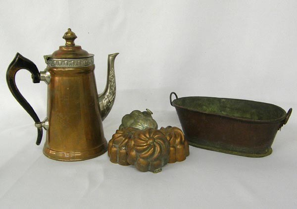 Collection Vintage Copper Tea Pot, Bowl, Molds: Collection Vintage Copper Tea Pot, Bowl, Molds. The teapot is hallmarked, ''Manning Bowman'' on the bottom, and ''Meriden Conn. 1732.'' It measures 8.5''Hx7.5''W. SHI $25.