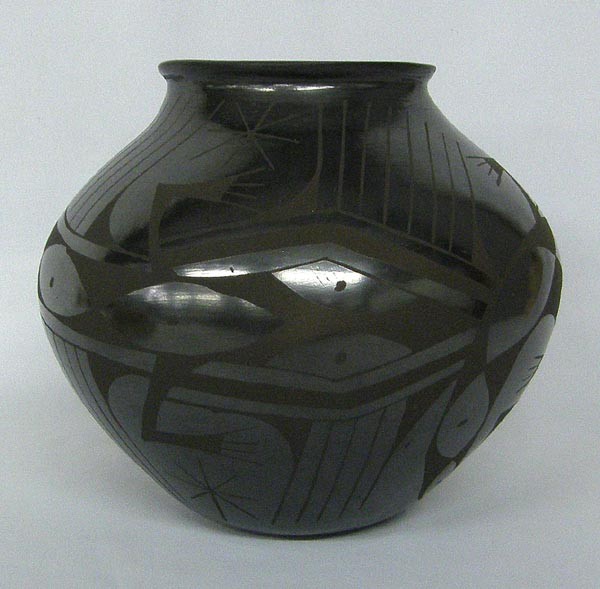 Mata Ortiz Black Lizard Pot by Mario Olivas: Mata Ortiz Black Lizard Pot Signed by Mario Olivas. Lizard design wraps around middle of pot. Measures 7''Hx8''W. SHI $30.