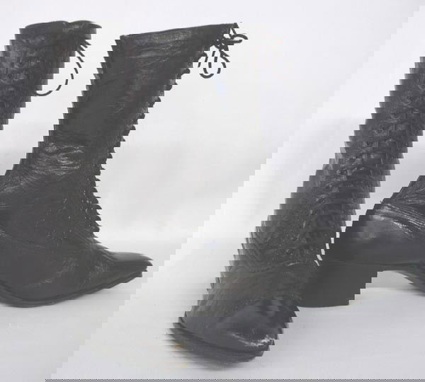 Ladies Lace Up High Top Black Boots Vintage Style: Ladies Lace Up High Top Black Boots Vintage Style. Leather boots with some scuffing on one toe and slightly worn soles. Fabric lining. Size 38 (European - about 7-1/2 American). Length of sole measure