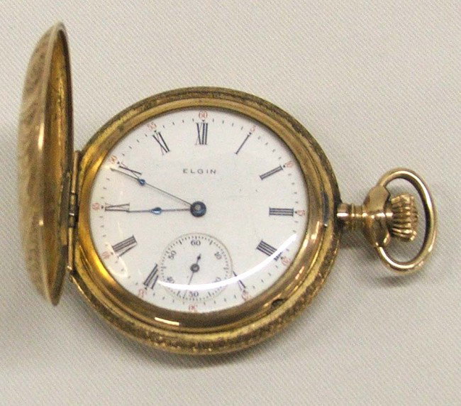 1903 Elgin 25 Year Gold Filled Pocket Watch: 1903 Elgin 25 Year Gold Filled Pocket Watch. Does not run. Face is good, crystal in tacked. Serial #10930707. Measures approx. 1 2/3''. SHI $15.