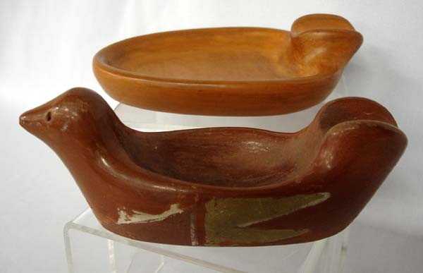Pr Vintage Native American Santa Clara Pottery Ashtrays: Pair Vintage Native American Santa Clara Pottery Ashtrays. The plain ashtray is signed on the bottom, ''Madeline Naranjo Santa Clara Pueblo.'' It measures 6''Lx4-3/8''W. The bird ashtray is signed on 