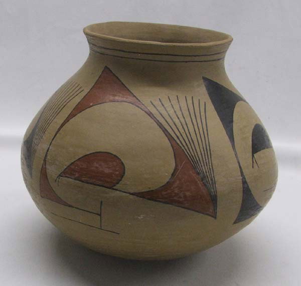 1970's Mata Ortiz Olla By Felix Ortiz: 1970's Mata Ortiz Olla By Felix Ortiz. Measures approx. 7 1/2''H x 7''W. Felix started with pottery at the same time as Juan Quezada on the other side of the Pueblo. He was the mentor to all the Ortiz