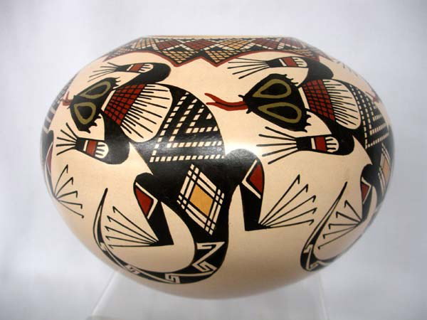 Mata Ortiz Lizard Design Pot by Roberto Banuelos: Mata Ortiz Lizard Design Pot by Roberto Banuelos. Measures 7.25'' diameter x 5.5'' high. Buyers Pay Actual Shipping and Handling Charges(see terms and conditions for more information).