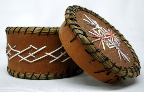 Native American Chippewa Birch Bark Quill Box: Native American Chippewa Birch Bark & Quill Box. Measures 2''x3''. Buyers Pay Actual Shipping and Handling Charges(see terms and conditions for more information).