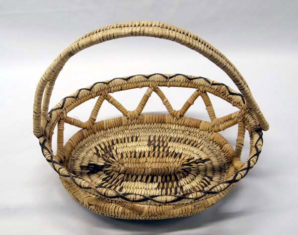 Native American Papago Lizard Basket: Native American Papago Lizard Basket, measures approx. 10.5''H (includes handle) x 12'' x 13''. Buyers Pay Actual Shipping and Handling Charges(see terms and conditions for more information).