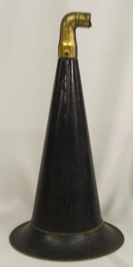 Antique Phonograph Horn: Antique Phonograph Horn. Measures approx. 15 3/4''H x 8 1/2''Round. Buyers Pay Actual Shipping and Handling Charges(see terms and conditions for more information).