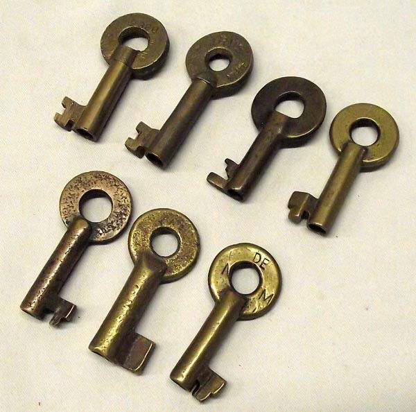 7 Vintage Railroad Switch Box Keys: 7 Vintage Railroad Switch Box Keys. Largest key measures approx. 2''H x 1''W. Buyers Pay Actual Shipping and Handling Charges(see terms and conditions for more information).