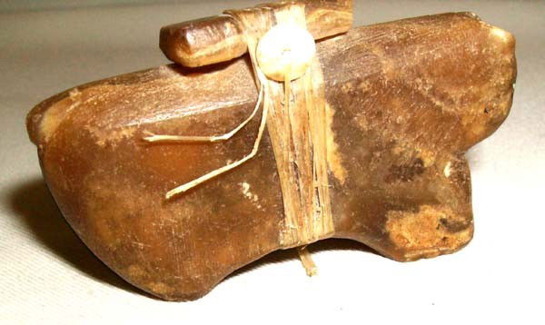 Vintage Zuni Bear Fetish: Native American Vintage Zuni Bear Fetish. The arrow point power pack has a broken tip. Inlay turquoise eyes. Measures 2''Lx0.5''Wx1.5''H. Buyers Pay Actual Shipping and Handling Charges(see terms and