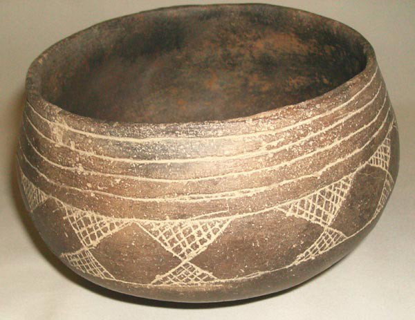 Prehistoric Mound Builder Pottery Bowl: Native American Prehistoric Mound Builder Pottery Bowl. Has incised designs. Measures 4''Hx6.5''W. Buyers Pay Actual Shipping and Handling Charges(see terms and conditions for more information).