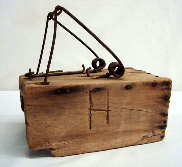Antique Rat Trap: Antique Rat Trap. Wood box portion measures 6.25''x4''x3''. Buyers Pay Actual Shipping and Handling Charges(see terms and conditions for more information).