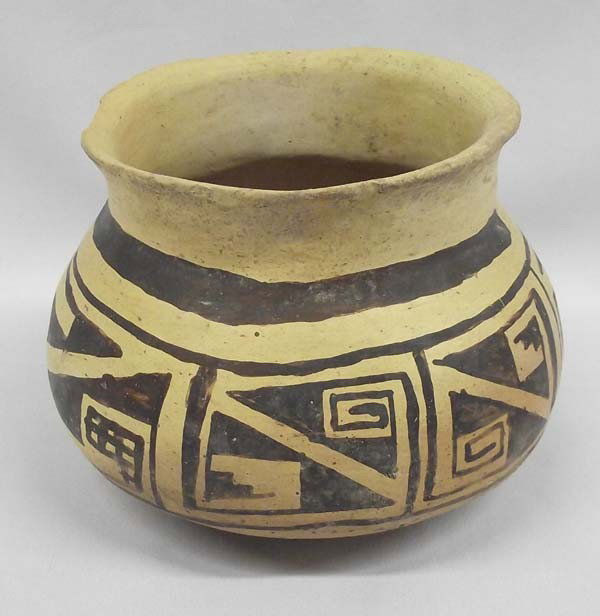 Prehistoric Geometric Jeddito Jar With COA: Prehistoric Geometric ancient Hopi Jeddito Jar With COA. Measures approx. 4 1/2''H x 6''W. No restoration, no overpaint, no glue, jar is as found condition. Excavated by Tom simmons betweem 1968 and 1