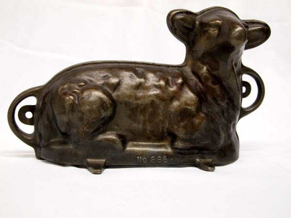 Griswold Cast Iron Lamb Cake Mold No. 866: Griswold Cast Iron Lamb Cake Mold No. 866. The number 866 is embossed on the front bottom of mold and inside is the number 922. Measures 12.5''Lx7''H. Buyers Pay Actual Shipping and Handling Charges(s