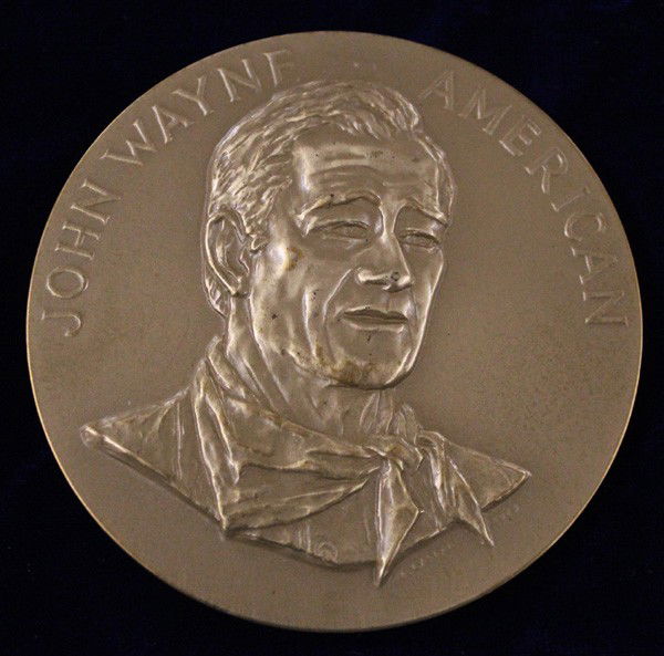 John Wayne Memorabilia Coin: John Wayne Memorabilia Coin. Measures approx. 3'' diameter. In original box. Buyers Pay Actual Shipping and Handling Charges(see terms and conditions for more information).