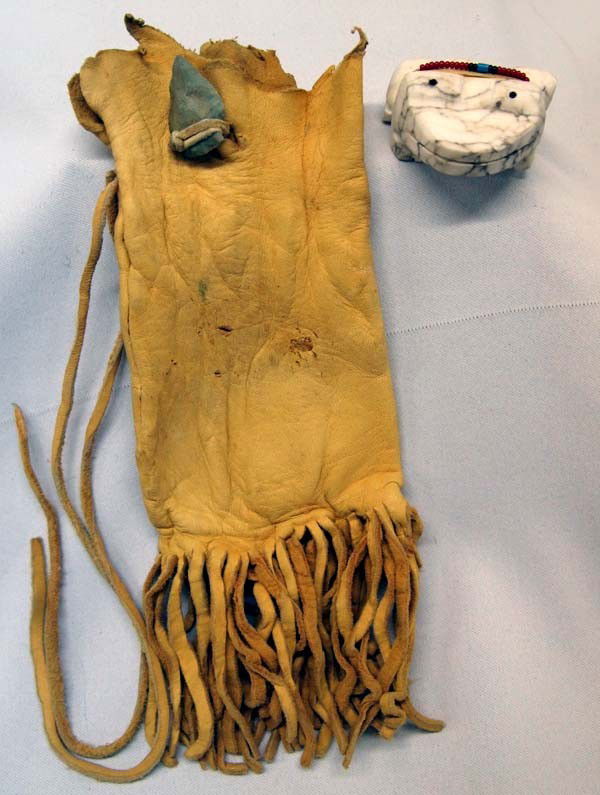 Navajo Alabaster Frog Fetish & Doe Skin Fetish Bag: PUEBLO: Navajo ETHNICITY: Native American DESCRIPTION: Carved Alabaster frog fetish has a seed bead power pack and two inset jet eyes. The bag is smooth deer skin with an arrow head decoration. SIZE: