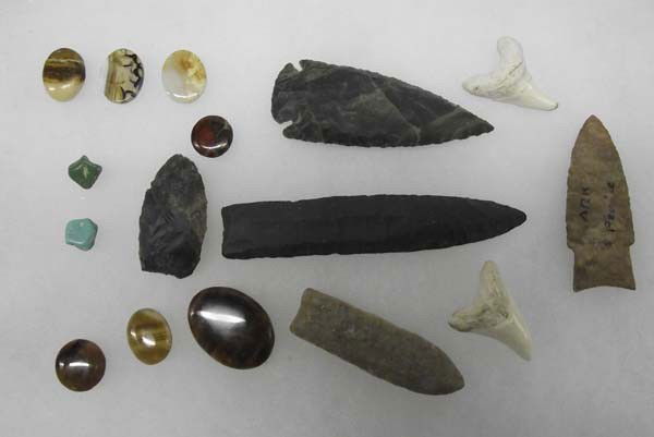 Collection Stone Spears, Agate Cabs & Shark Teeth: Collection Stone Spears, Agate Cabs & Shark Teeth, Age & Origin Unknown. Largest Spear Point measures approx. 4''. Buyer pays actual shipping and handling charges. (see terms and conditions for more i