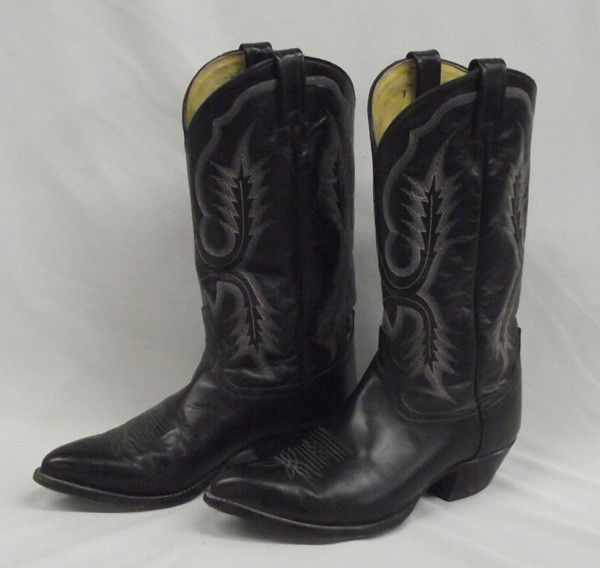 Tony Lama Black Longhorn Cowboy Boots: DESCRIPTION: Nice Tony Lama Black Longhorn Cowboy Boots. In original box. SIZE: Size 9EE, shaft 10 1/2''.