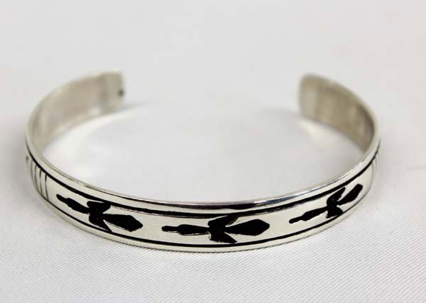 Navajo Sterling Peyote Bird Bracelet-Tommy Singer: Native American Navajo Sterling Peyote Bird Bracelet by Tommy Singer, this lovely bracelet has an inside measurement of 7'' x 3/8''W. Stamped ''Thomas Singer''.