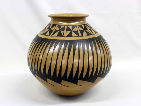 Mata Ortiz Geometric Olla - Amalia Mora: Mata Ortiz Geometric Olla - Amalia Mora, black on tan, stylized feathers and cross designs, measures 6.25H x 10.25D.
