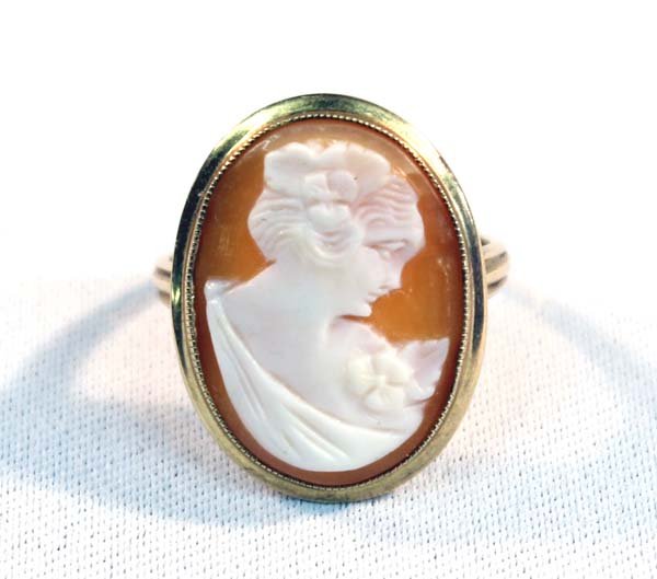 1940s 10k Shell Cameo Ring: 1940s 10k Shell Cameo Ring. Lovely vintage ring, 10k gold. Size 7.5.