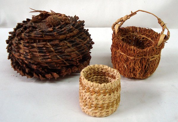3 Unique Tohono-O'odham Baskets: 3 Tohono-O'odham Indian Baskets. Largest porqupine lidded basket is handcrafted from Ponderosa Pine Needles and Yucca fibers dyed in lichen by Shannon Bullock, measuring approx. 3.5''H x5'' diameter. 