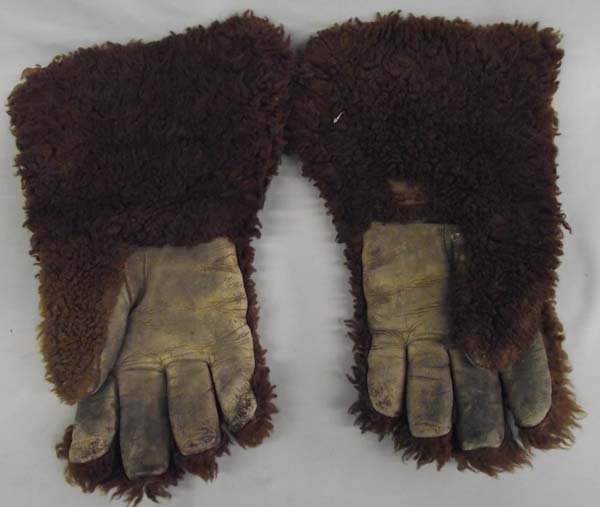 Vintage Sheepskin Gauntlet Gloves: Vintage Sheepskin Gauntlet Gloves. Brown sheepskin wool gauntlets with cowhide (or buffalo, elk, deer?) fingers and palm. Lined on the cuff end with corduroy. Approximate glove size is men's medium. M