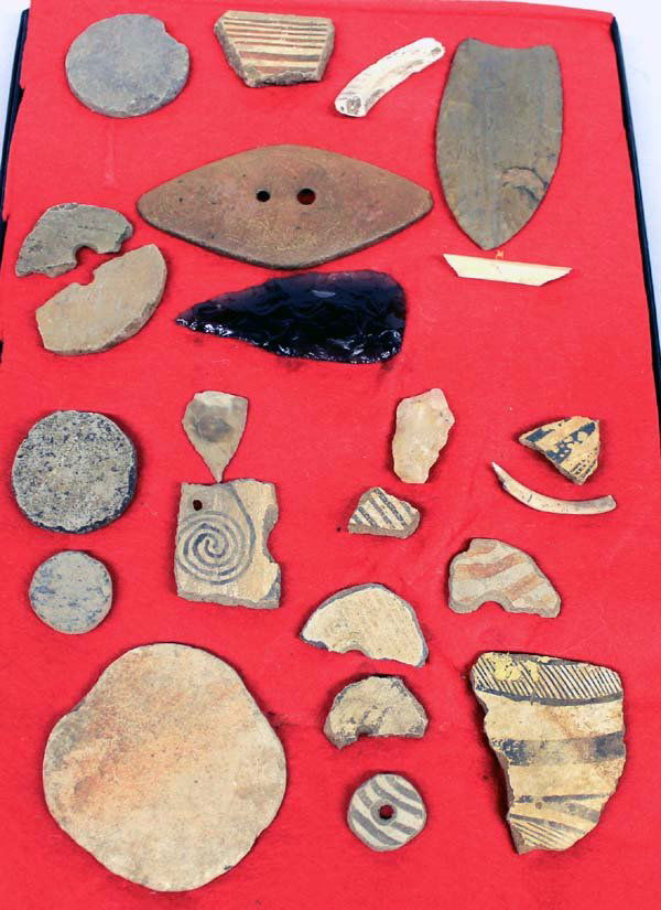 Collection Native American Artifacts: Collection Native American Artifacts, some prehistoric, gaming pieces, obsidian and jasper spearpoint, part of bone bracelets, Mimbres pottery sherds, chips and trading pieces, stone gorget, age and o