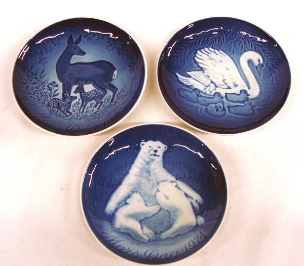 Bing & Grondahl Mors Dag Mother's Day Plates: Three B & G porcelain Mother's Day plates. Collectible Bing & Grondahl Mors Dag Plates including the 1976 Swan and babies (#9376), 1975 Deer and fawn (#9375) and Polar Bear and cubs 1974 (#9374). Meas