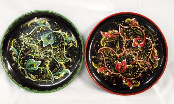 Pair Mexican Lacquerware Plates Michoacan: Pair Mexican Lacquerware Plates Michoacan. Both pieces signed by ''Campo'' ''Mexico'', one in greens and the other in reds, all on black lacquer. Measrues 10'' diameter. Beautiful native artistry.