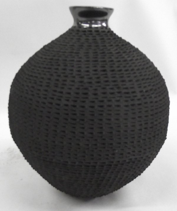 Mata Ortiz Olla -- Lucy Soto: Mata Ortiz Olla -- Lucy Soto, highly textured body and highly burnished pulled spout, measures 6.5''H x 6''W