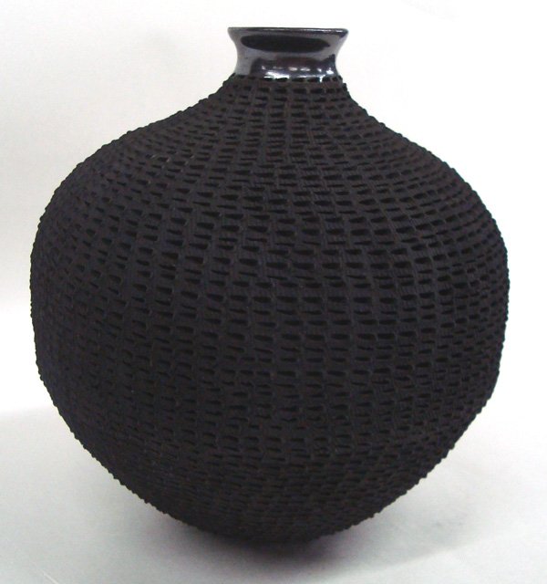 Mata Ortiz Olla -- Lucy Soto: Mata Ortiz Olla -- Lucy Soto, highly textured body and highly burnished spout, measures 6.5''H x 6''W